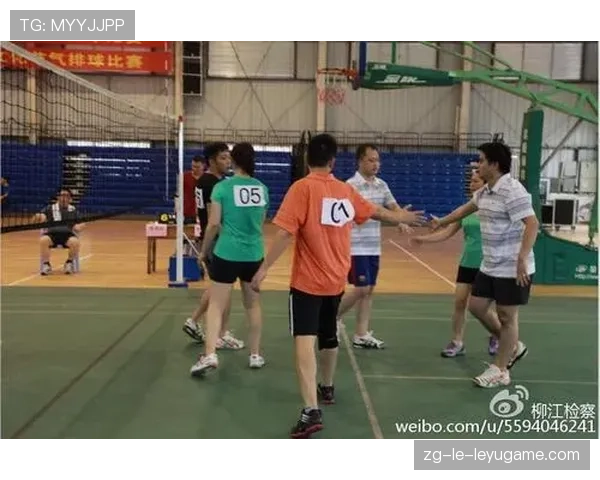 跳球前的击掌：五个人依次跟队友碰手，跳球谁跳
